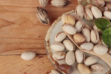 Antep fıstığı için lezzetli sağlıklı ahşap arka plan üzerinde