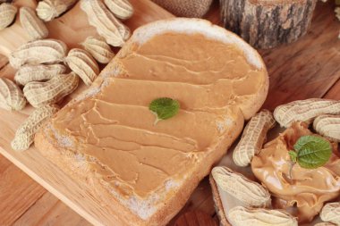 Fıstık ezmeli ekmek bulaşmış lezzetlidir