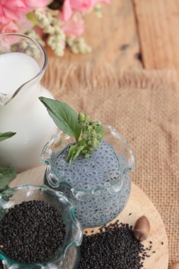 Fesleğen tohumu fiber içecek süt ile için