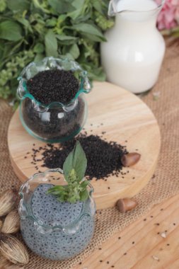 Fesleğen tohumu fiber içecek süt ile için