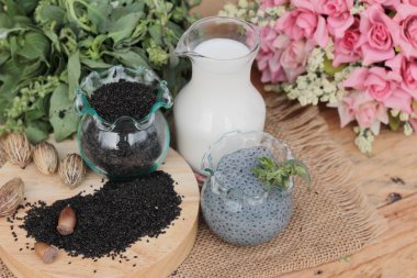 Fesleğen tohumu fiber içecek süt ile için