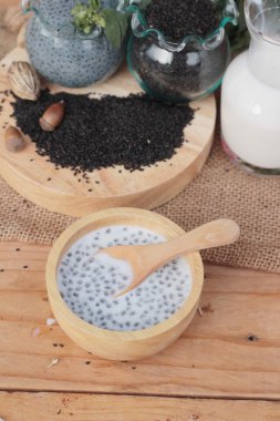 Fesleğen tohumu fiber içecek süt ile için