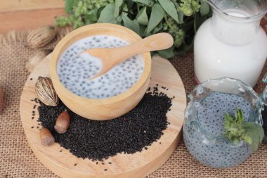 Fesleğen tohumu fiber içecek süt ile için