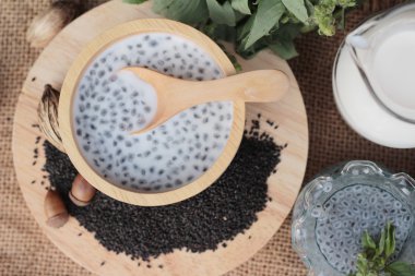 Fesleğen tohumu fiber içecek süt ile için