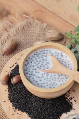 Fesleğen tohumu fiber içecek süt ile için