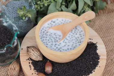 Fesleğen tohumu fiber içecek süt ile için.