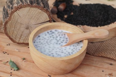 Fesleğen tohumu fiber içecek süt ile için