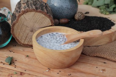 Fesleğen tohumu fiber içecek süt ile için