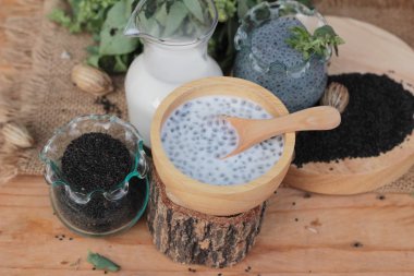 Fesleğen tohumu fiber içecek süt ile için