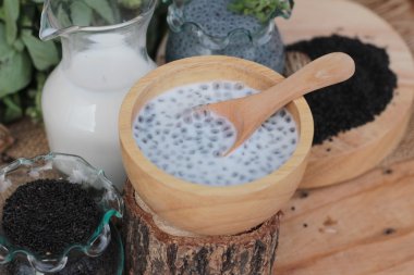 Fesleğen tohumu fiber içecek süt ile için