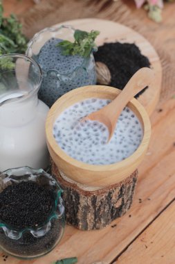 Fesleğen tohumu fiber içecek süt ile için