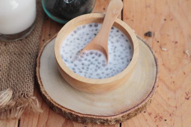 Fesleğen tohumu fiber içecek süt ile için