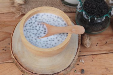 Fesleğen tohumu fiber içecek süt ile için