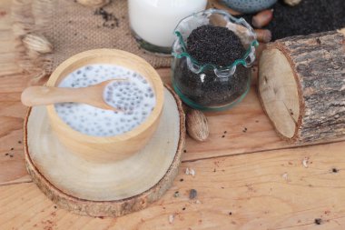 Fesleğen tohumu fiber içecek süt ile için