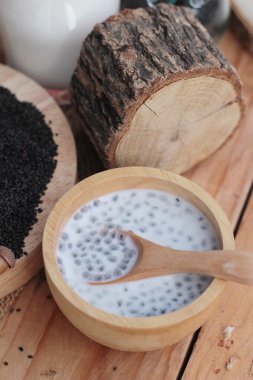 Fesleğen tohumu fiber içecek süt ile için