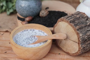 Fesleğen tohumu fiber içecek süt ile için