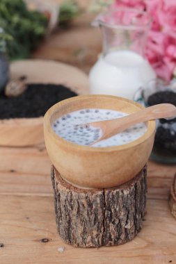 Fesleğen tohumu fiber içecek süt ile için