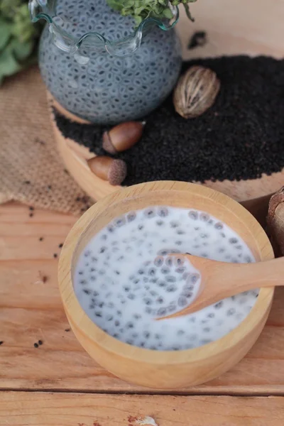 Fesleğen tohumu fiber içecek süt ile için