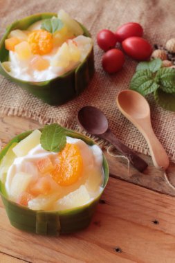 karışık meyve salatası Soya süt tepesi.