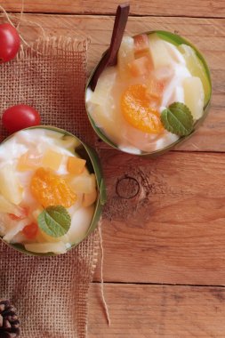 karışık meyve salatası Soya süt tepesi.