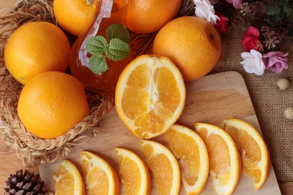 Fruta de laranja com fatias e suco delicioso . — Fotografia de Stock