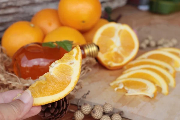 Oranžové plody s plátky a lahodné šťávy. — Stock fotografie