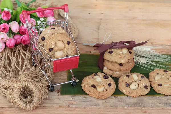 Galletas de avena con chocolate y nueces es delicioso . — Foto de Stock