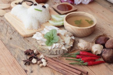 Tavuk çorbası ile lezzetli haşlanmış pirinç.