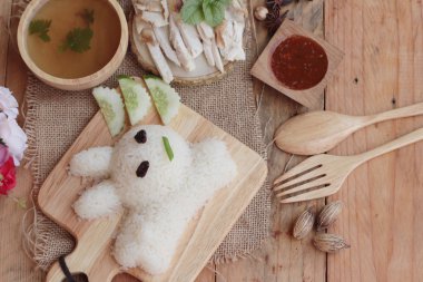 Tavuk çorbası ile lezzetli haşlanmış pirinç.