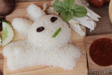 Tavuk çorbası ile lezzetli haşlanmış pirinç