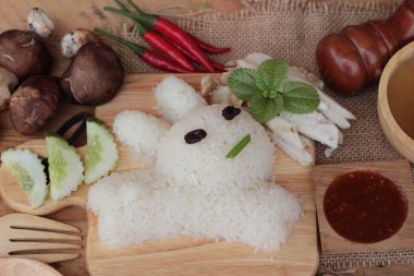 Tavuk çorbası ile lezzetli haşlanmış pirinç