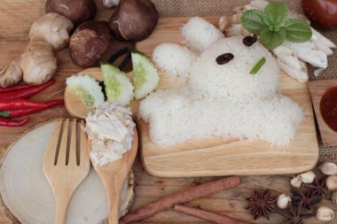 Tavuk çorbası ile lezzetli haşlanmış pirinç