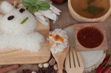 Tavuk çorbası ile lezzetli haşlanmış pirinç