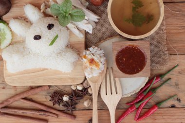 Tavuk çorbası ile lezzetli haşlanmış pirinç