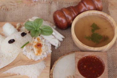 Tavuk çorbası ile lezzetli haşlanmış pirinç
