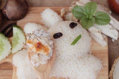 Tavuk çorbası ile lezzetli haşlanmış pirinç