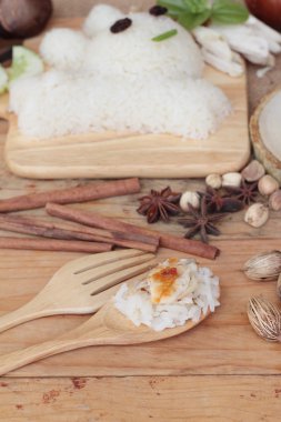 Tavuk çorbası ile lezzetli haşlanmış pirinç