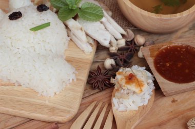 Tavuk çorbası ile lezzetli haşlanmış pirinç