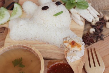 Tavuk çorbası ile lezzetli haşlanmış pirinç