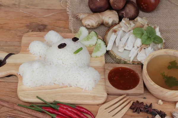 Tavuk çorbası ile lezzetli haşlanmış pirinç