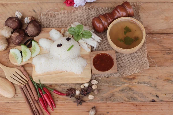 Riz cuit à la vapeur au poulet et soupe délicieuse — Photo