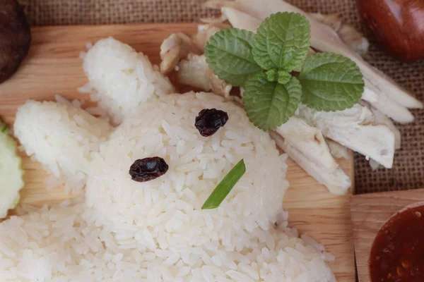 Tavuk çorbası ile lezzetli haşlanmış pirinç