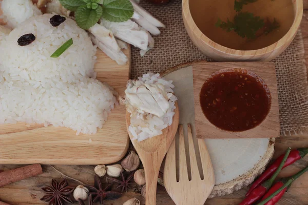 Arroz al vapor con pollo y sopa deliciosa — Foto de Stock