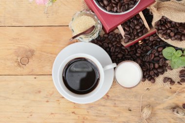 Kahve çekirdekleri ve fincan espresso Kahve değirmeni