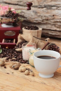 Kahve çekirdekleri ve fincan espresso Kahve değirmeni