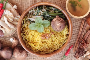 Mantarlı tavuk çorbası lezzetlidir