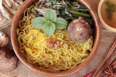 Mantarlı tavuk çorbası lezzetlidir