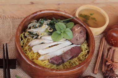 Mantarlı tavuk çorbası lezzetlidir