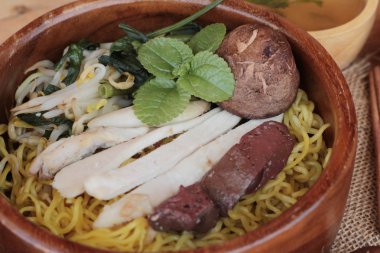 Mantarlı tavuk çorbası lezzetlidir