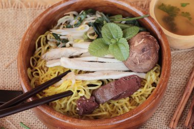 Mantarlı tavuk çorbası lezzetlidir